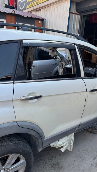 Chevrolet captiva c100 çıkma orjinal hatasız sol arka kapı (sedefli beyaz)