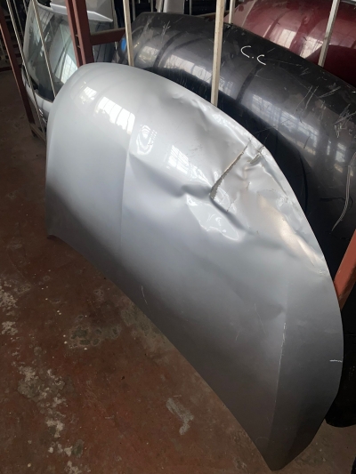 Opel corsa f ufak hasarlı ön kaput orjinal